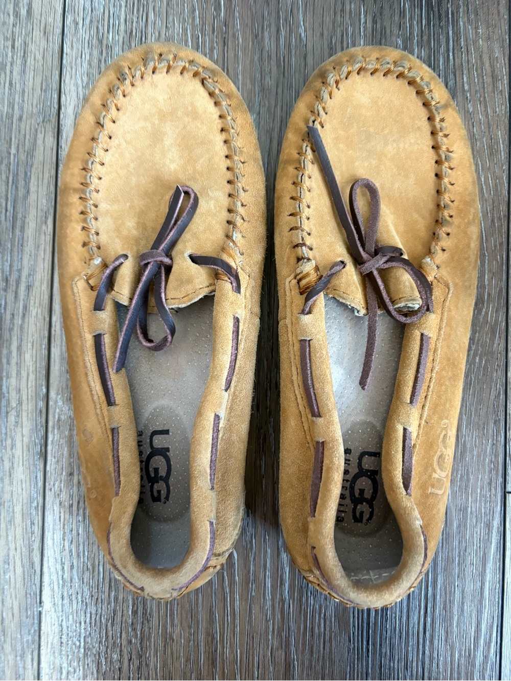UGG women’s  Tan Suede Moccasin Slip-On Loafers 6